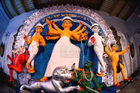 Téléchargez les photos : Sobhabazar Raj Bati Idoles de la déesse durga avec consort avant habillé, Calcutta Kolkata, Bengale occidental, Inde - en image libre de droit