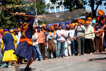 Téléchargez les photos : Guerriers nihang ou sikhs effectuant des cascades avec des bâtons de bois pendant les célébrations Hola Mohalla à Anandpur sahib dans le district de Rupnagar, Punjab, Inde - en image libre de droit