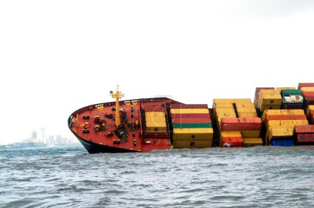 Téléchargez les photos : Navire porte-conteneurs chitra penché dangereusement percutant la mer ; Bombay Mumbai ; Maharashtra ; Inde 9 août 2010 - en image libre de droit