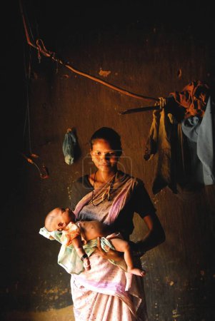 Foto de Ho tribus mujer sosteniendo nutrido niño, Chakradharpur, Jharkhand, India - Imagen libre de derechos