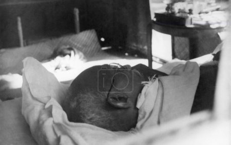 Foto de Mahatma Gandhi descansando, noviembre 1946, India - Imagen libre de derechos