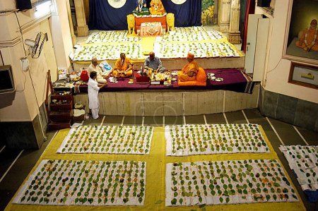 Téléchargez les photos : Prêtres swaminarayens effectuant chopadi puja rituel exécuté sur lakshmi puja, Bombay Mumbai, Maharashtra, Inde - en image libre de droit