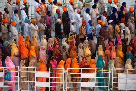 Foto de Los devotos sij que esperan entrar en Sachkhand Saheb Gurudwara y rendir respeto durante las celebraciones de 300 años de Consagración del Guru perpetuo de Sikh Guru Granth en Nanded, Maharashtra, India 30 de octubre de 2008 - Imagen libre de derechos