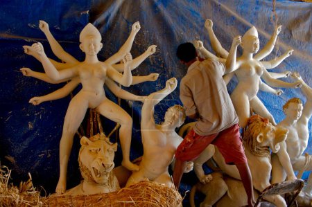 Foto de Escultor haciendo diosa escultura Durga Kali usando arcilla para la preparación de Durga Pooja; Rajkot; Gujarat; India - Imagen libre de derechos