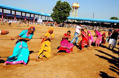 Foto de Mujeres del pueblo jugando rassa kassi juego en pushkar FAIR, Rajasthan, India - Imagen libre de derechos
