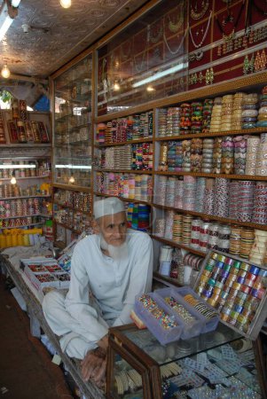 Foto de Tienda de pulseras multicolores, jaipur, rajasthan, india, asia - Imagen libre de derechos