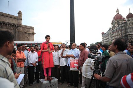 Téléchargez les photos : Reportage télévisé en direct devant l'hôtel Taj Mahal lors de l'attaque de Deccan Moudjahidine le 26 novembre 2008 à Bombay Mumbai, Maharashtra, Inde - en image libre de droit