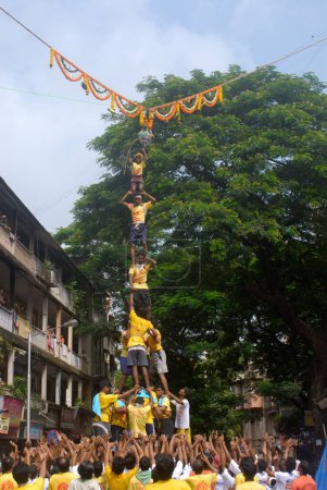 Téléchargez les photos : Pyramide humaine brisant dahi handi sur janmashtami festival à dadar, Bombay, Mumbai, Maharashtra, Inde - en image libre de droit
