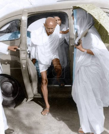 Téléchargez les photos : Mahatma Gandhi arrive en voiture pour une interview avec le vice-roi britannique, Delhi, Inde, Asie, juin 1946 - en image libre de droit