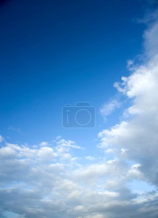Cielo azul y nubes blancas