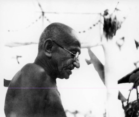 Foto de Mahatma Gandhi en Noakhali después de los disturbios entre hindúes y musulmanes en Noakhali Bengala Oriental, noviembre 1946, India - Imagen libre de derechos