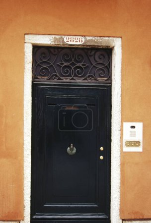 Téléchargez les photos : Cadre de porte de vieux bâtiment, venise, veneto, italie - en image libre de droit