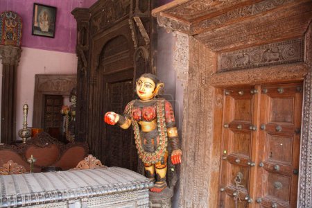 Foto de Puertas de madera tallada Sofás estatuas de madera guardadas para la venta en Mattancherry y Judew Street en Fort Kochi; Ernakulam; Kerala; India - Imagen libre de derechos