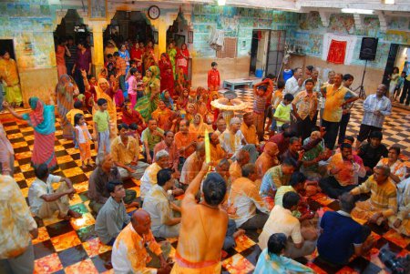 Téléchargez les photos : Prêtre et dévots célébrant Rangpanchmi dans le temple Gangshyamji, Jodhpur, Rajasthan, Inde - en image libre de droit