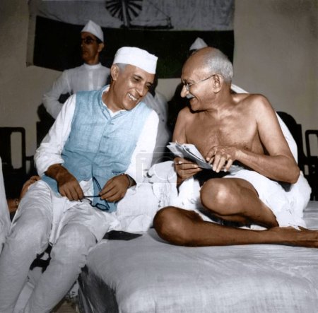 Foto de Jawaharlal Nehru bromeando con Mahatma Gandhi, Mumbai, Maharashtra, India, Asia, 6 de julio de 1946 - Imagen libre de derechos