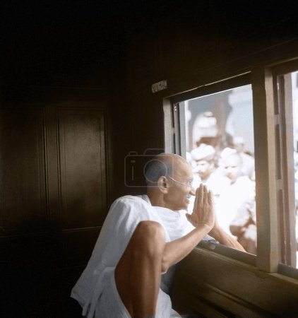 Foto de Mahatma Gandhi saluda a la gente a través de la ventana del tren a Allahabad, Uttar pradesh, India, Asia, 18 de noviembre 1939 - Imagen libre de derechos