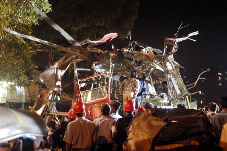 Téléchargez les photos : Explosion d'une bombe sur un BEST Bus près de la centrale téléphonique de Ghatkopar en dehors de l'arrière des véhicules et a également pris l'impact avec trois Autos et deux motos gravement endommagées, Mumbai, Maharashtra, Inde. - en image libre de droit