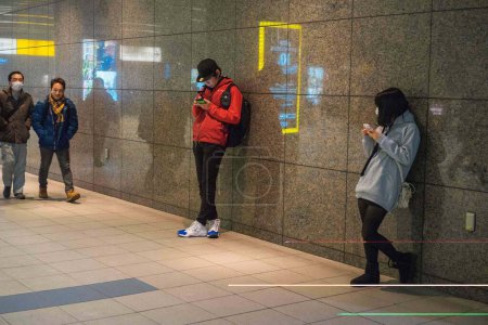 Téléchargez les photos : Les gens dans le métro, tokyo, japon - en image libre de droit
