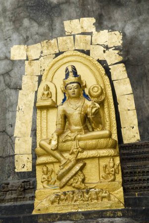 Téléchargez les photos : Statue au temple Mahabodhi ; Bodhgaya ; Bihar ; Inde - en image libre de droit