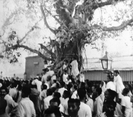 Téléchargez les photos : Les gens regardent Mahatma Gandhi accompagné de Khan Abdul Gaffar Khan ; laissant une voiture au Bihar ; 1947 ; Inde - en image libre de droit