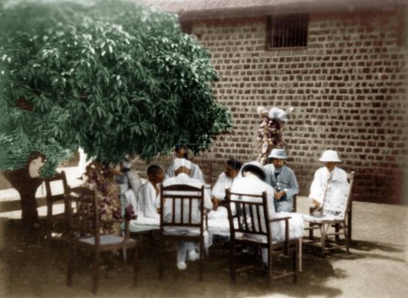 Téléchargez les photos : Mahatma Gandhi en rencontre avec Rabindranath Tagore à Santiniketan, Inde, Asie, 30 mai 1925 - en image libre de droit