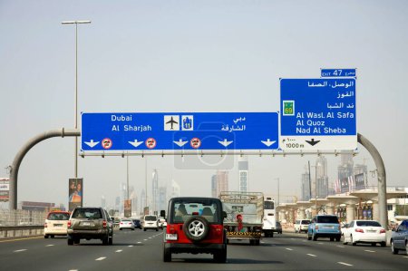 Foto de Letrero en la carretera; Dubai Oriente Medio Emiratos Árabes Unidos Dubai - Imagen libre de derechos