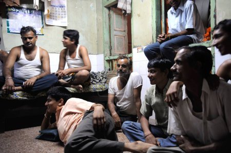 Foto de Hombres en Kamathipura. Bombay Mumbai. Maharashtra. India - Imagen libre de derechos