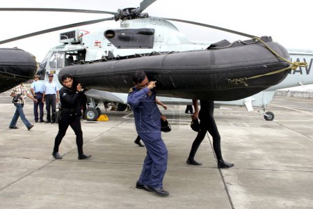 Téléchargez les photos : Des commandos marins de la Marine indienne faisant une démonstration simulée comment secourir lors de situations d'inondation à INS Kunjali à Colaba à Bombay Mumbai, Maharashtra ; Inde - en image libre de droit