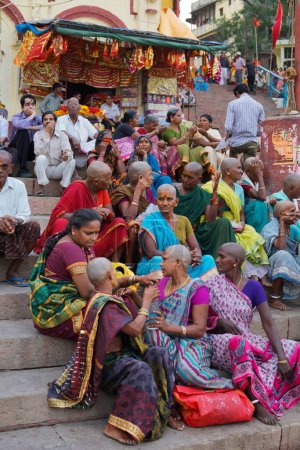 Téléchargez les photos : Pèlerins assis sur ghat, varanasi, uttar pradesh, Inde, Asie - en image libre de droit