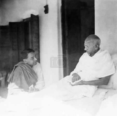 Foto de Mahatma Gandhi con el Dr. Sudhir Ghosh en Khadi Pratishthan. Sodepur. 24 Parganas. Calcuta. 1946 . India - Imagen libre de derechos