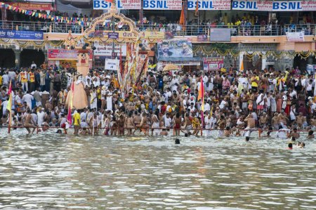 Téléchargez les photos : Naga sadhu prend un bain sacré dans la rivière Kshipra, Madhya Pradesh, Inde, Asie - en image libre de droit