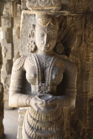 Foto de Figuras talladas llevando lámparas; Tallado en los pilares; Cerca de Nataksala (Salón del rendimiento); pilares de granito sólido Padmanabhapuram Wood Palace; Tamil Nadu; India - Imagen libre de derechos