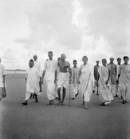 Foto de Mahatma Gandhi y otros caminando en Juhu Beach, Mumbai, mayo 1944 - Imagen libre de derechos