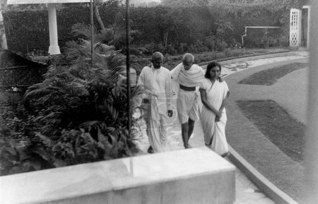 Téléchargez les photos : Mahatma Gandhi marche avec R.D. Birla et Sushila Nayar à Birla House, Mumbai, 1945, Inde - en image libre de droit