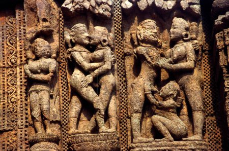 Téléchargez les photos : Statues érotiques sur le temple solaire de Konarak Monument du patrimoine mondial, Konarak, Orissa, Inde - en image libre de droit