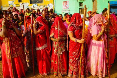 Foto de Mujeres con palos, festival Lathmar Holi, Mathura, Uttar Pradesh, India, Asia - Imagen libre de derechos