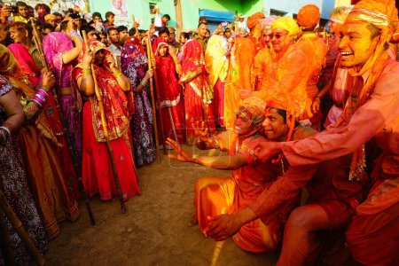 Téléchargez les photos : Hommes taquinant des femmes, festival Lathmar Holi, Mathura, Uttar Pradesh, Inde, Asie - en image libre de droit