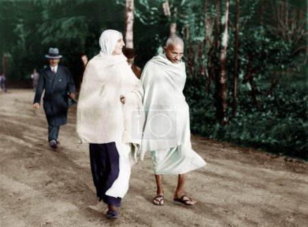 Foto de Mahatma Gandhi caminando con Mirabehn en Villeneuve Montreux, Suiza, 9 de diciembre de 1931 - Imagen libre de derechos