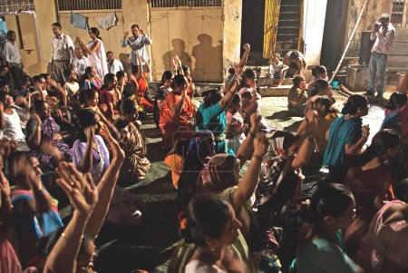 Foto de Residentes en el campamento de meditación después del ataque terrorista de muyahidines decanos en Bombay Mumbai. Maharashtra . India 4 diciembre 2008 - Imagen libre de derechos