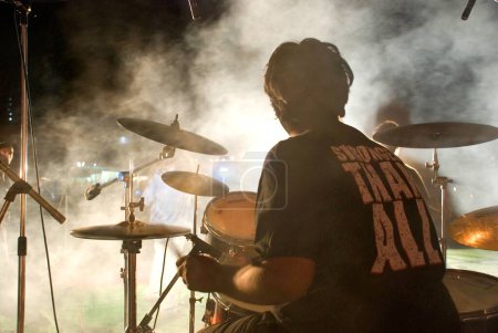 Téléchargez les photos : Rock show batteur sur scène - en image libre de droit
