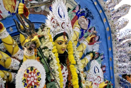 Téléchargez les photos : Déesse Durga Pooja puja Hommage à la Mère Déesse immersion ; calcutta ; bengale occidental ; Inde - en image libre de droit