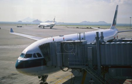 Foto de Avión estacionado en el aeropuerto - Imagen libre de derechos