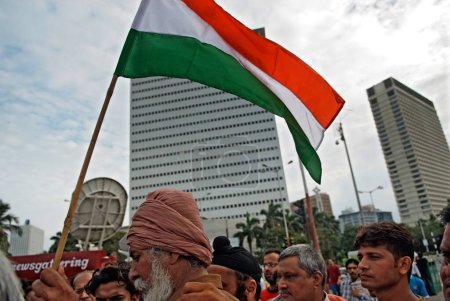 Téléchargez les photos : Des gens solidaires des forces de sécurité après une attaque terroriste par des moudjahidines décanes. Bombay Mumbai. Maharashtra. Inde 26 novembre 2008 - en image libre de droit