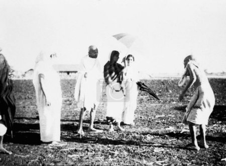 Foto de Leper Patient Parchure Shastri, Sushila Nayar, Rajkumari Amrit Kaur y Mahatma Gandhi en Sevagram Ashram, 1940 - Imagen libre de derechos
