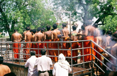Téléchargez les photos : Offre d'huile à Shani Shinganapur, Ahmadnagar, Maharashtra, Inde - en image libre de droit
