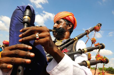 Téléchargez les photos : Homme jouant de la cornemuse, Rajasthan, Inde - en image libre de droit