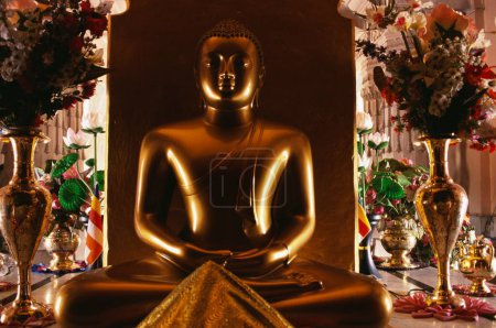 Goldene Buddha-Statue aus Acryl, Made in Sri lanka, Mulgandh Kuti Vihar, Sarnath, Uttar Pradesh, Indien