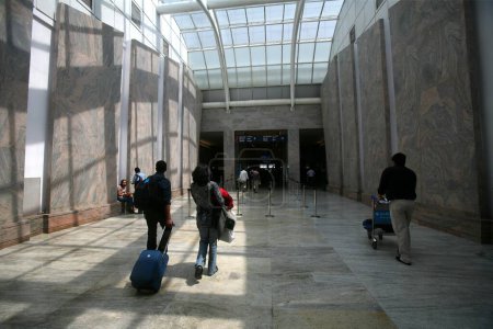 Foto de Salón de salida del aeropuerto nacional de Chattrapati Shivaji, Bombay ahora Mumbai, Maharashtra, India - Imagen libre de derechos