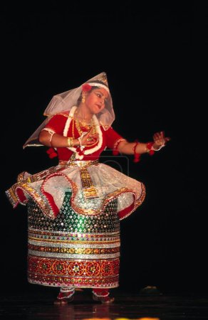 Téléchargez les photos : Femme exécutant la danse classique indienne manipuri, Inde - en image libre de droit