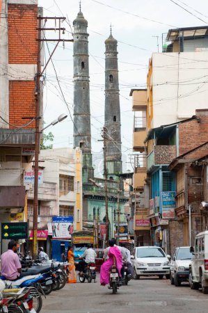 Téléchargez les photos : Minar jumeau de jama masjid à Karad City, Satara, Maharashtra, Inde - en image libre de droit